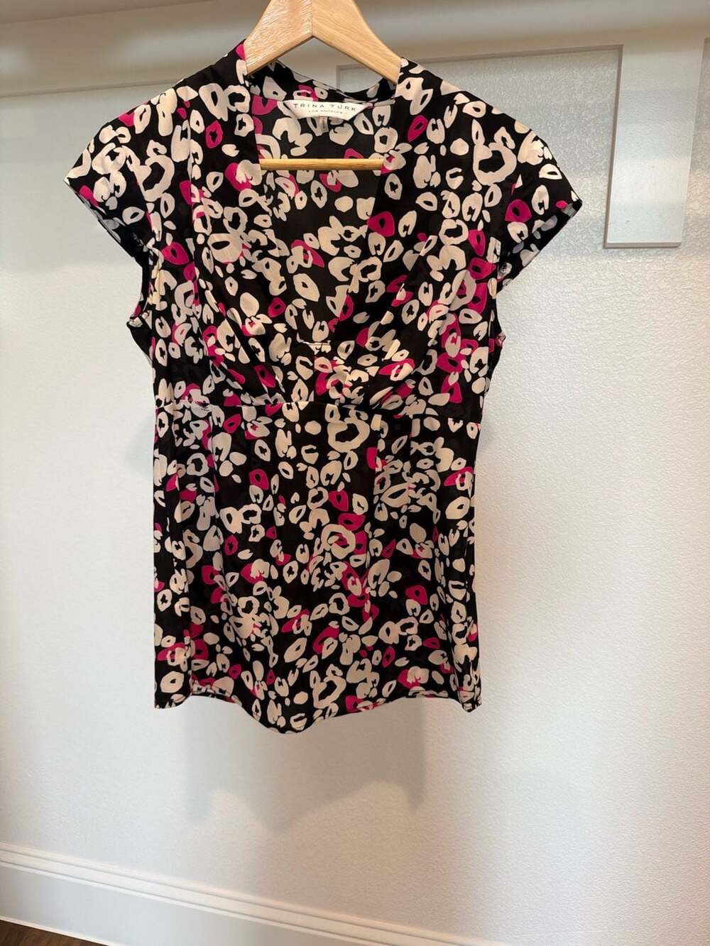 Trina Turk Abstract Floral Print V-Neck Cap Sleeve Top with Side Zip